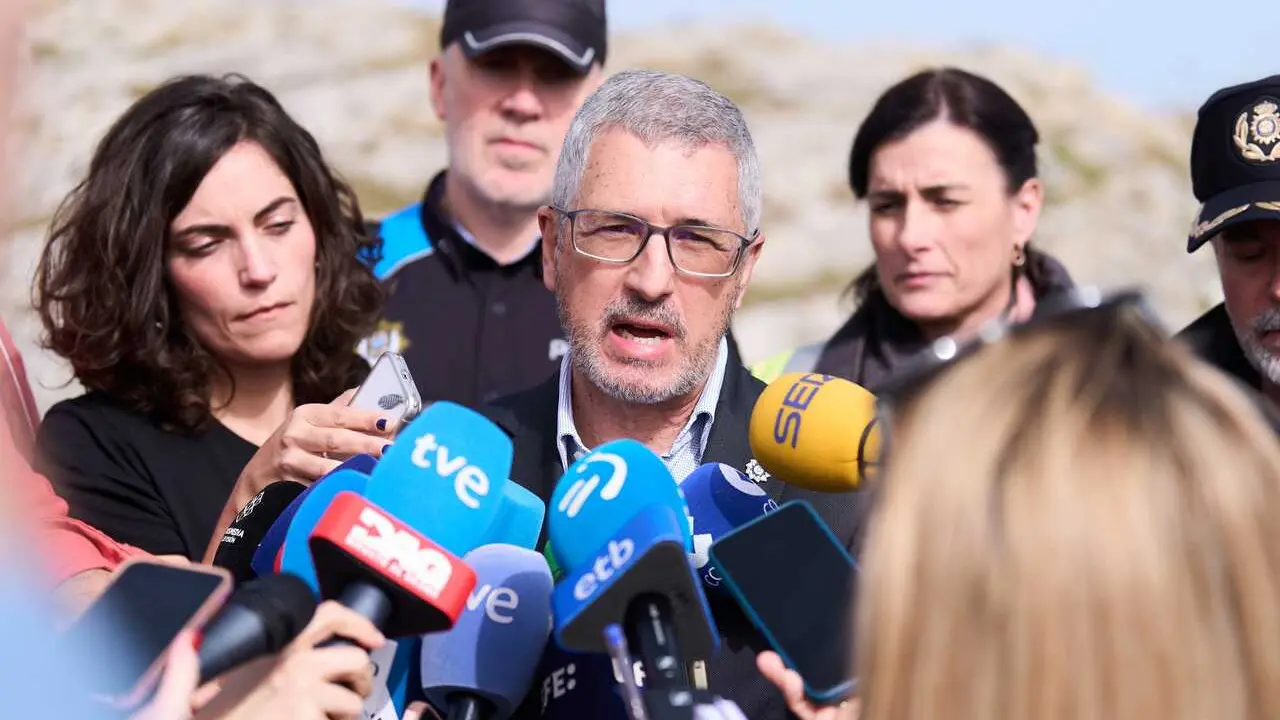 El secretario de Estado de Medio Ambiente, Hugo Mor&aacute;n, atiende a los medios durante las tareas de rescate en la playa de El Bocal, a 4 de marzo de 2026, en Santander, Cantabria (Espa&ntilde;a).