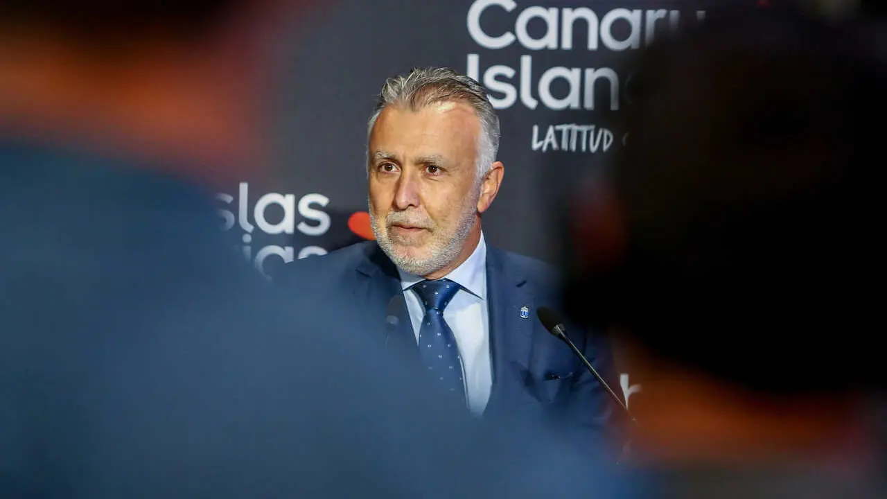 Archivo - El presidente de Canarias, &Aacute;ngel V&iacute;ctor Torres, durante la inauguraci&oacute;n del Pabell&oacute;n sobre las Islas Canarias en Fitur 2021, a 19 de mayo de 2021, en IFEMA, Madrid, (Espa&ntilde;a).