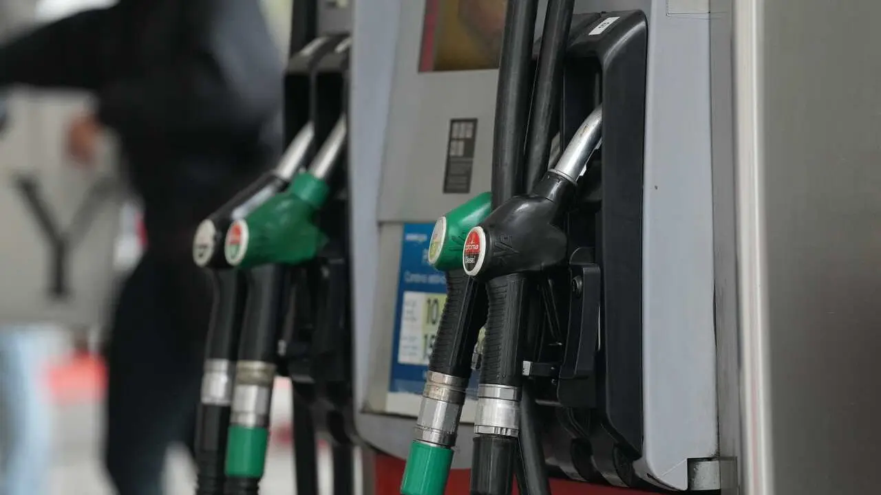 Una persona echa combustible, a 4 de marzo de 2026, en Barcelona, Catalunya (Espa&ntilde;a). El repunte del precio del petr&oacute;leo (crudo Brent) tras la escalada de tensi&oacute;n y nuevos ataques en Oriente Pr&oacute;ximo est&aacute; traslad&aacute;ndose a los carburantes. Las estimaciones a