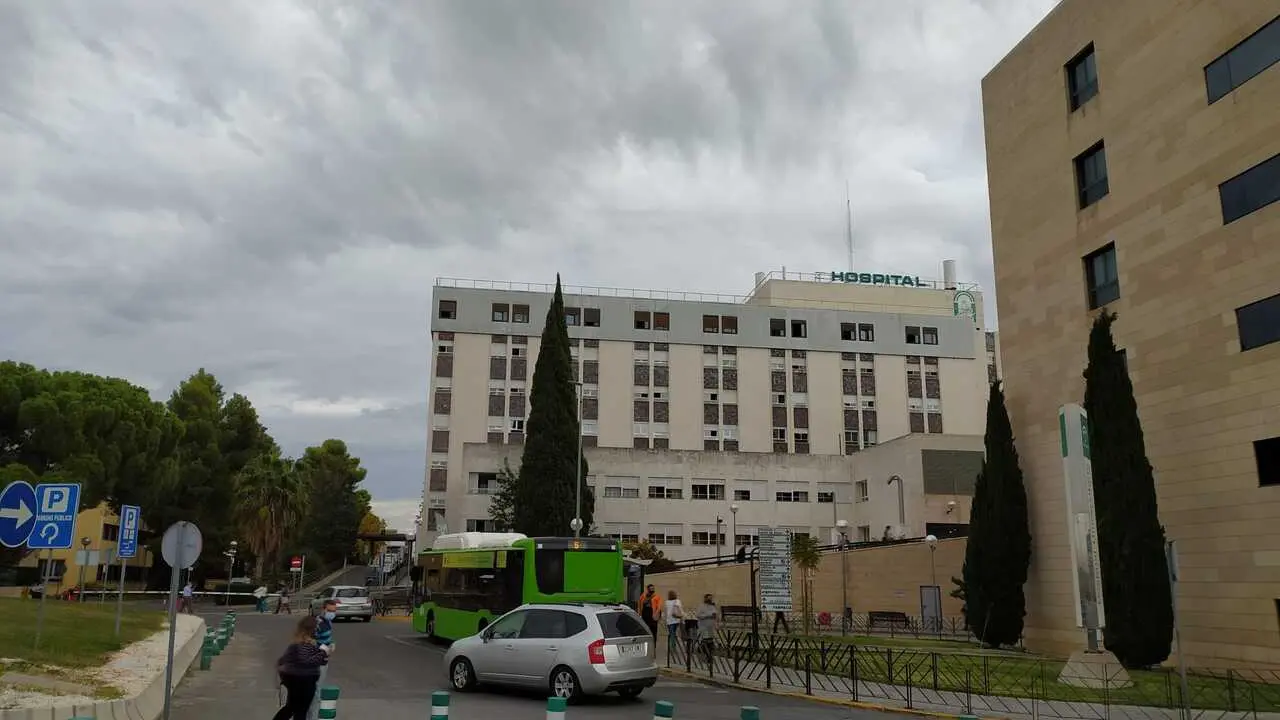 Vista exterior del Hospital Universitario Reina Sof&iacute;a de C&oacute;rdoba.