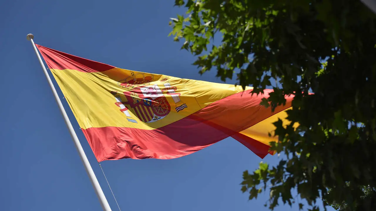 Archivo - Izado de la bandera espa&ntilde;ola durante el acto central conmemorativo del &ldquo;D&iacute;a de las Fuerzas Armadas&rdquo;, a 28 de mayo de 2022, en Huesca, Arag&oacute;n (Espa&ntilde;a). Este acto cuenta con la participaci&oacute;n de militares de los tres Ej&eacute;rcitos y de la Guardia Civil