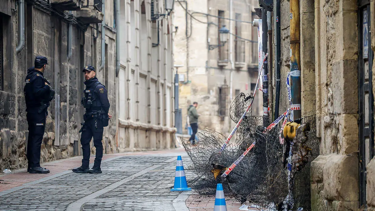 Dos agentes custodian la entrada del edificio en el que se ha producido el incendio, a 11 de marzo de 2026, en Miranda de Ebro, Burgos, Castilla y Le&oacute;n (Espa&ntilde;a).