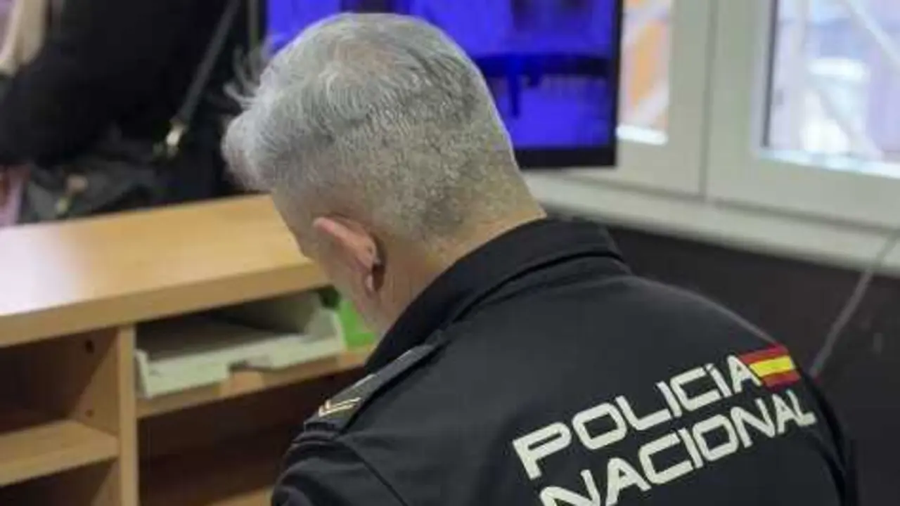 Archivo - Agente de la Polic&iacute;a Nacional en Melilla.