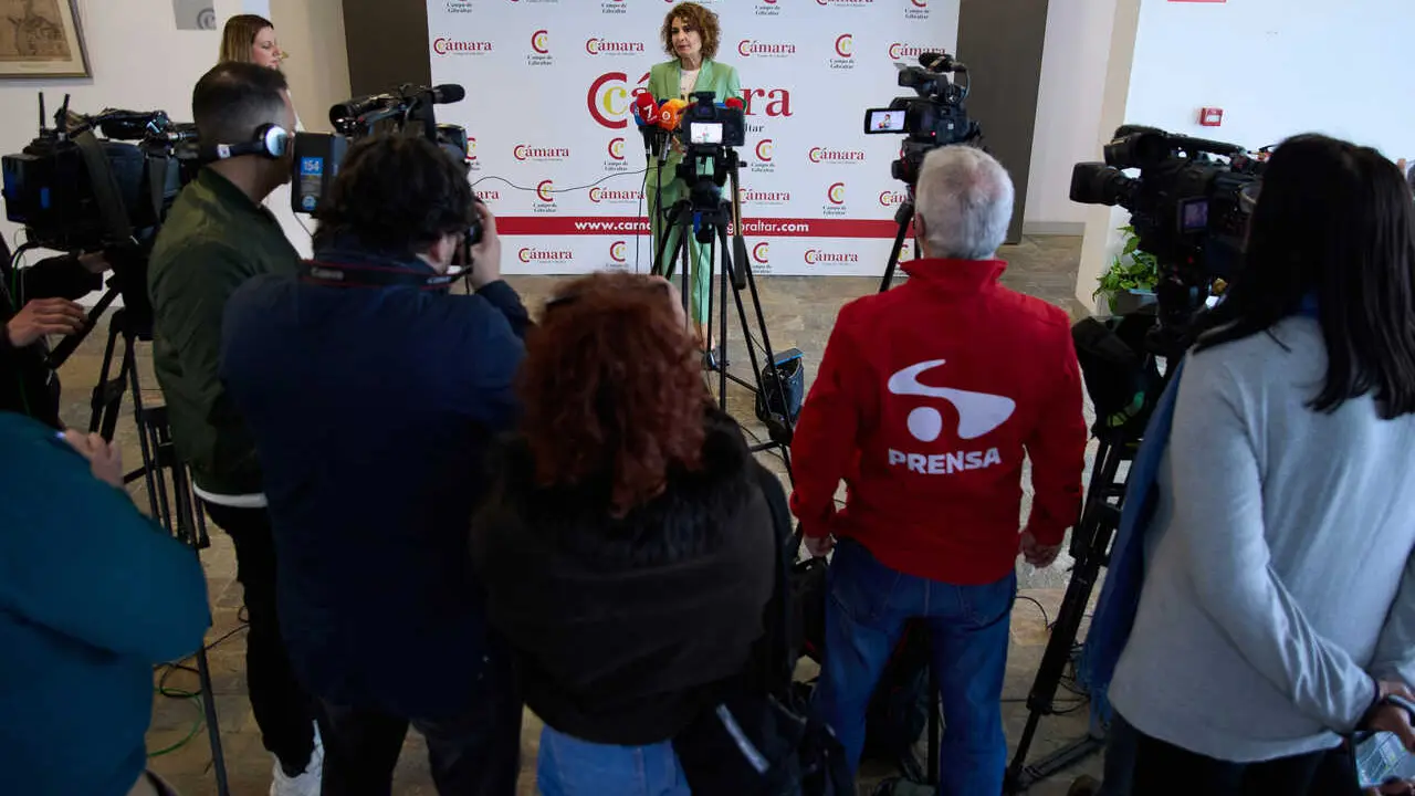 La secretaria general del PSOE-A y vicepresidenta primera del Gobierno, Mar&iacute;a Jes&uacute;s Montero, atiende a los medios en Algeciras (C&aacute;diz).