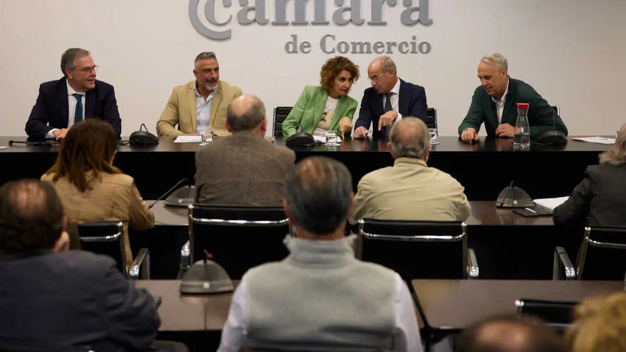 La vicepresidenta primera del Gobierno y ministra de Hacienda, Mar&iacute;a Jes&uacute;s Montero, se re&uacute;ne con la C&aacute;mara de Comercio del Campo de Gibraltar.