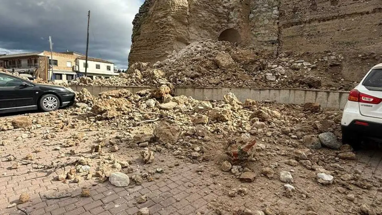Cascotes del castillo de Escalona tras el derrumbe de la torre.