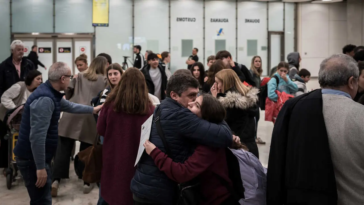 Los primeros espa&ntilde;oles evacuados de Oriente Pr&oacute;ximo llegan a la Terminal T4 del Aeropuerto Adolfo Su&aacute;rez Madrid-Barajas, a 3 de marzo de 2026.