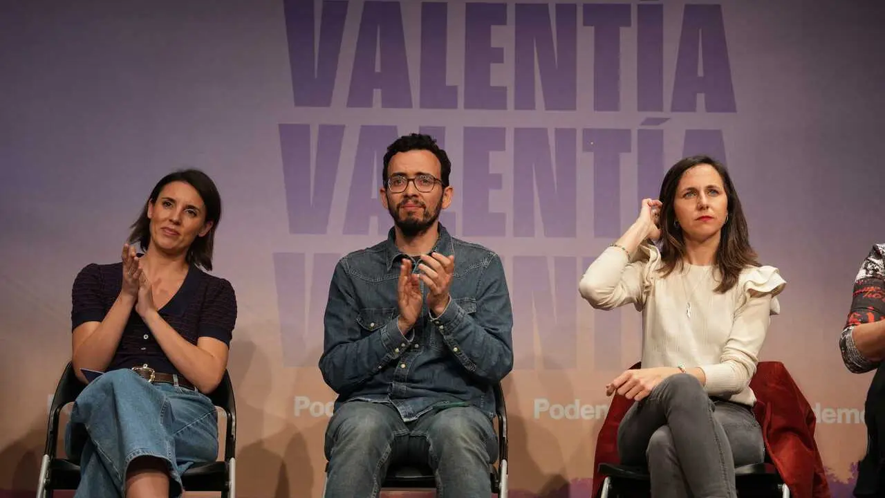 (I-D) La secretaria pol&iacute;tica de Podemos y eurodiputada, Irene Montero; el candidato de Podemos a la Presidencia de la Junta de Castilla y Le&oacute;n, Miguel &Aacute;ngel Llamas y la secretaria general de Podemos, Ione Belarra, durante el acto de cierre de campa&ntilde;a.