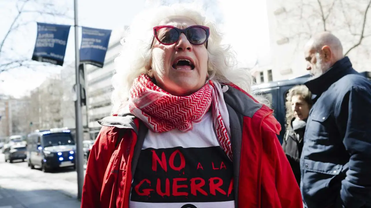 Una persona con una camiseta de 'No a la guerra' durante una manifestaci&oacute;n pacifista, a 14 de marzo de 2026, en Madrid (Espa&ntilde;a). 