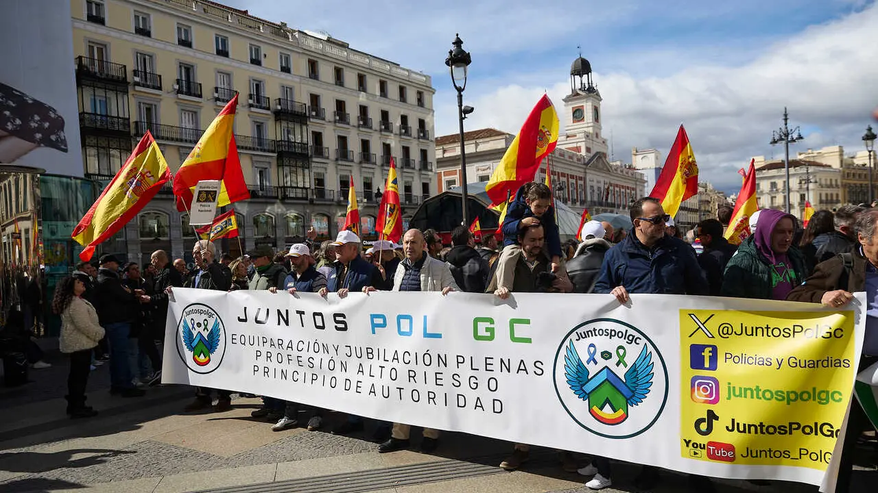 Decenas de personas durante la manifestaci&oacute;n de polic&iacute;as nacionales y guardias civiles convocada por el sindicato JuntosPolGC, a 14 de marzo de 2026, en Madrid (Espa&ntilde;a). 