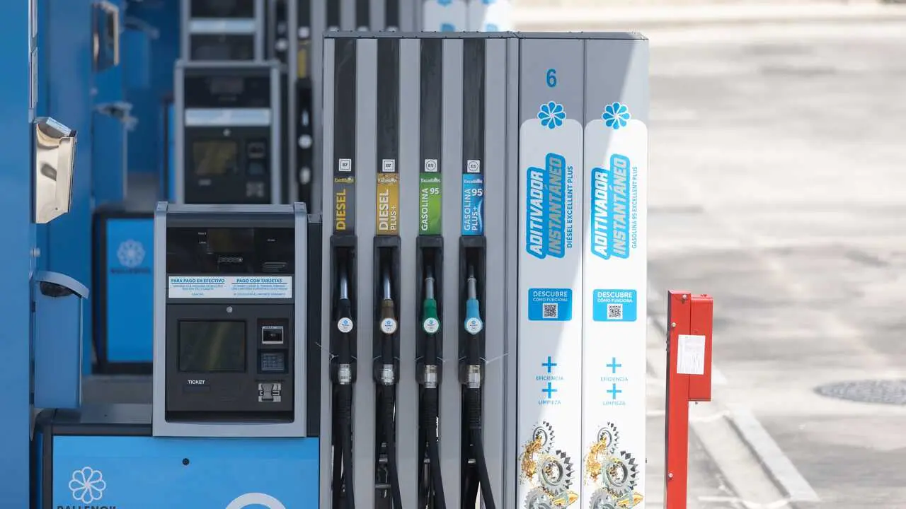 Archivo - Una gasolinera 'low cost'