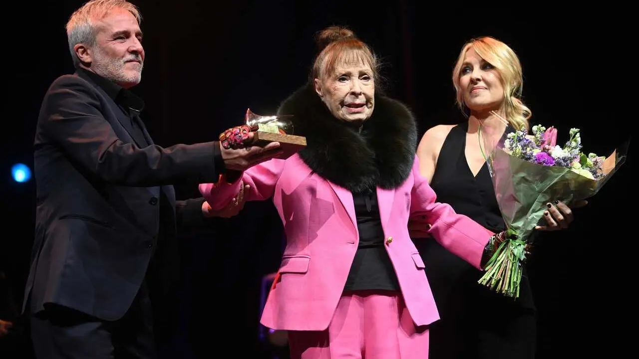 Archivo - Gemma Cuervo con sus hijos, Cayetana y Fernando, durante la entrega de los Premios Uni&oacute;n de Actores y Actrices que se celebra en el Circo Price, a 11 de marzo de 2024, en Madrid (Espa&ntilde;a). 