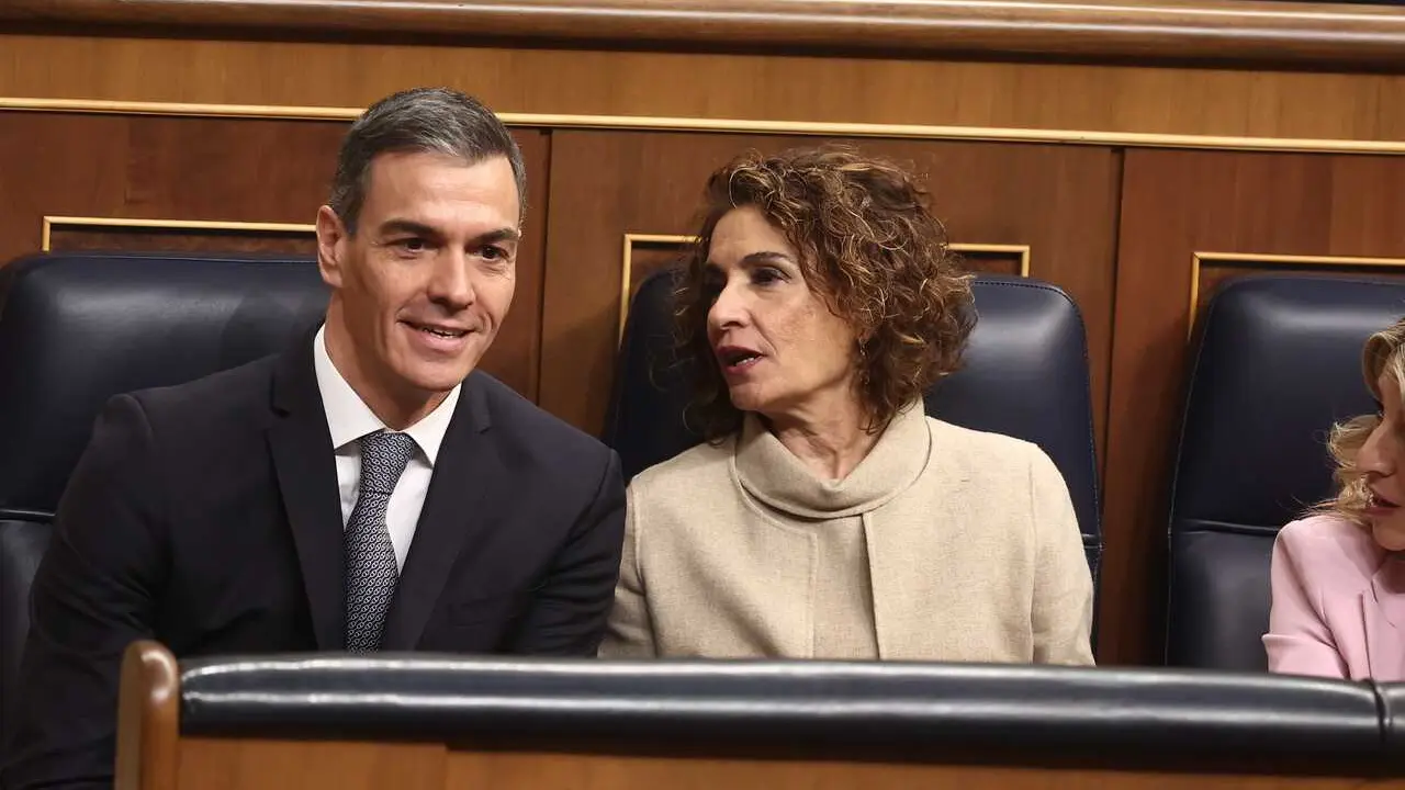 El presidente del Gobierno, Pedro S&aacute;nchez, y la vicepresidenta primera y ministra de Hacienda, Mar&iacute;a Jes&uacute;s Montero, durante el acto institucional &lsquo;Nuestra constituci&oacute;n m&aacute;s longeva&rsquo;, en el Congreso de los Diputados, a 17 de febrero de 2026, en Madrid (Espa