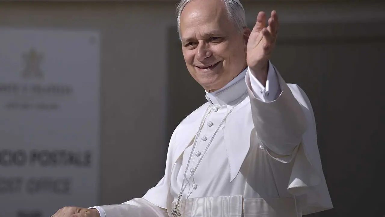 Archivo - El Papa Le&oacute;n XIV recorre la plaza de San Pedro en Papam&oacute;vil por primera vez antes de la misa de inicio de su Pontificado, a 17 de mayo de 2025, en Ciudad del Vaticano. Con esta ceremonia se marca el inicio del ministerio petrino del estadouniden