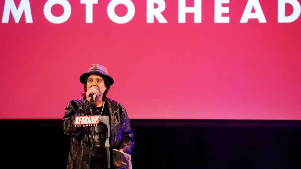 Archivo - Phil Campbell, de Mot&ouml;rhead, entrega el premio Inspiration durante los Kerrang Awards.