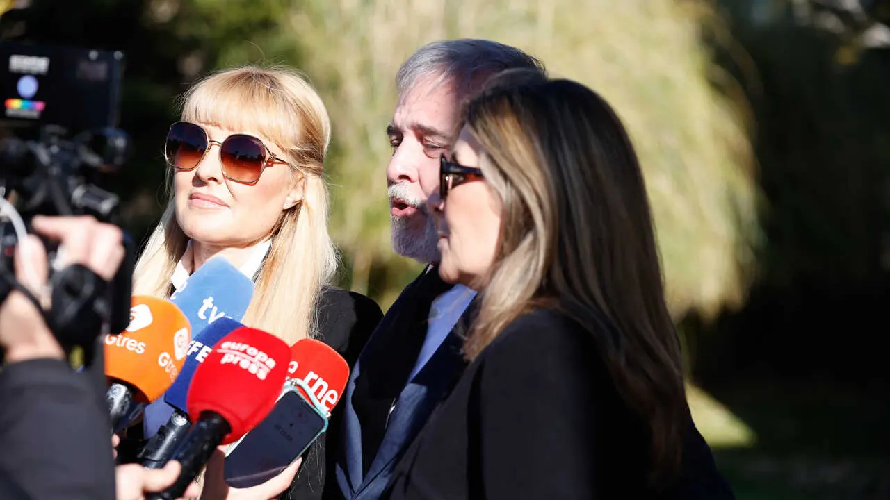 Natalia, Fernando y Cayetana Guill&eacute;n Cuervo  en el Tanatorio Parcesa La Paz de Tres Cantos, para dar el &uacute;ltimo adi&oacute;s a Gemma Cuervo, a 15 de marzo de 2026, en Tres Cantos, Madrid (Espa&ntilde;a).