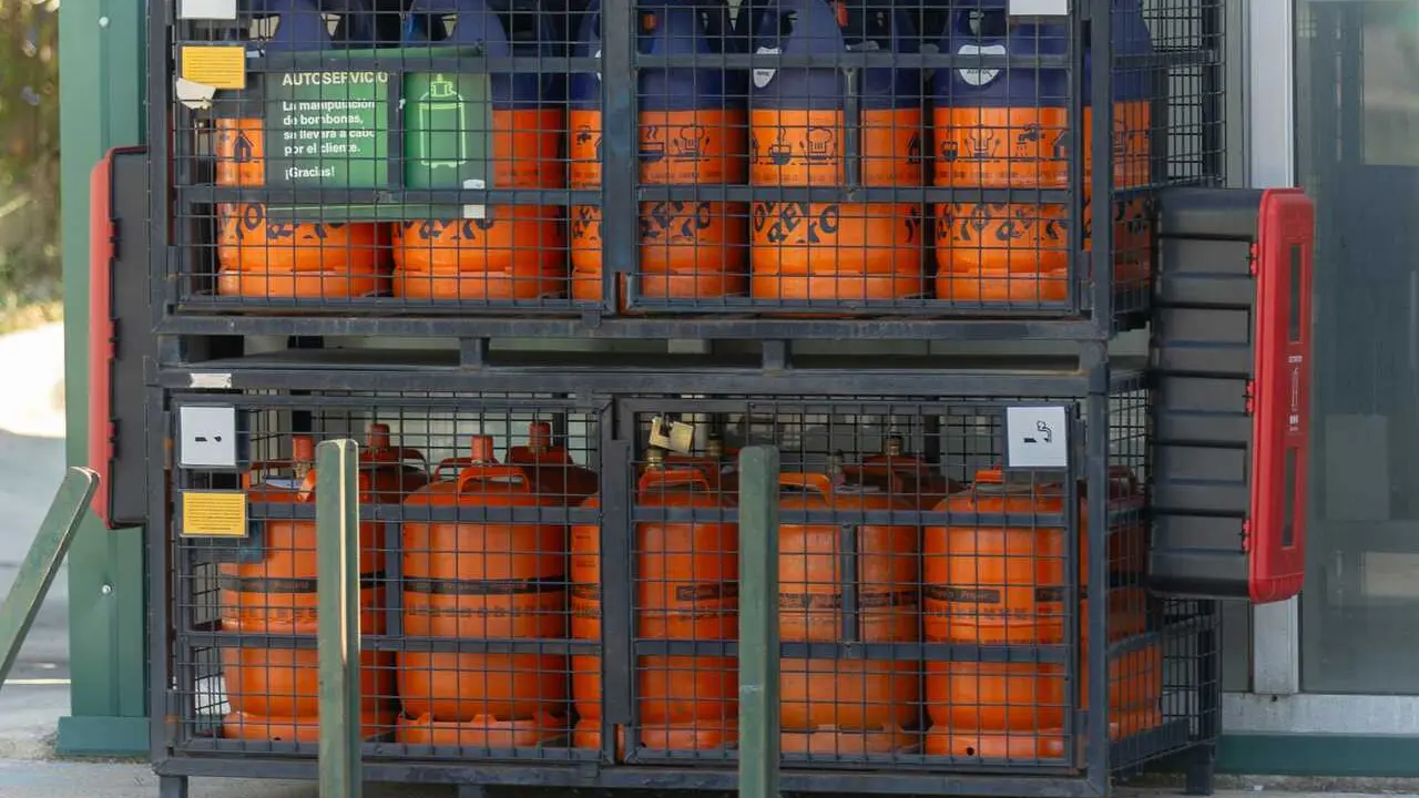 Archivo - Bombonas de butano en una gasolinera, a 16 de julio de 2024, en Madrid (Espa&ntilde;a). El precio m&aacute;ximo de venta al p&uacute;blico de la bombona de butano bajar&aacute; un 5% a partir de hoy, hasta los 15,34 euros, con lo que encadenar&aacute; su segunda revisi&oacute;n a la baj