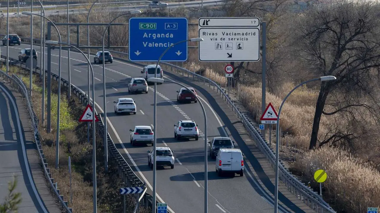 Archivo - Decenas de coches en la A-3, a 27 de diciembre de 2024, en Madrid (Espa&ntilde;a). La segunda fase del dispositivo especial de la DGT con motivo de las fiestas navide&ntilde;as comienza hoy, 27 de diciembre, y se prolongar&aacute; hasta la medianoche del mi&eacute;rcoles 1