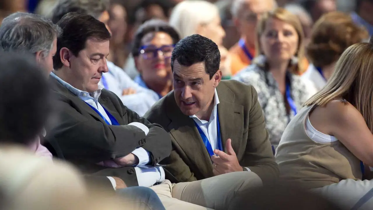 Archivo - El presidente de la Junta de Castilla y Le&oacute;n, Alfonso Fern&aacute;ndez Ma&ntilde;ueco (i), y el presidente de la Junta de Andaluc&iacute;a, Juanma Moreno (d), en el XXI Congreso Nacional del Partido Popular, a 5 de julio de 2025, en Madrid (Foto de archivo).