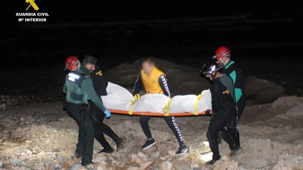 Efectivos durante la recuperaci&oacute;n del cuerpo del var&oacute;n fallecido