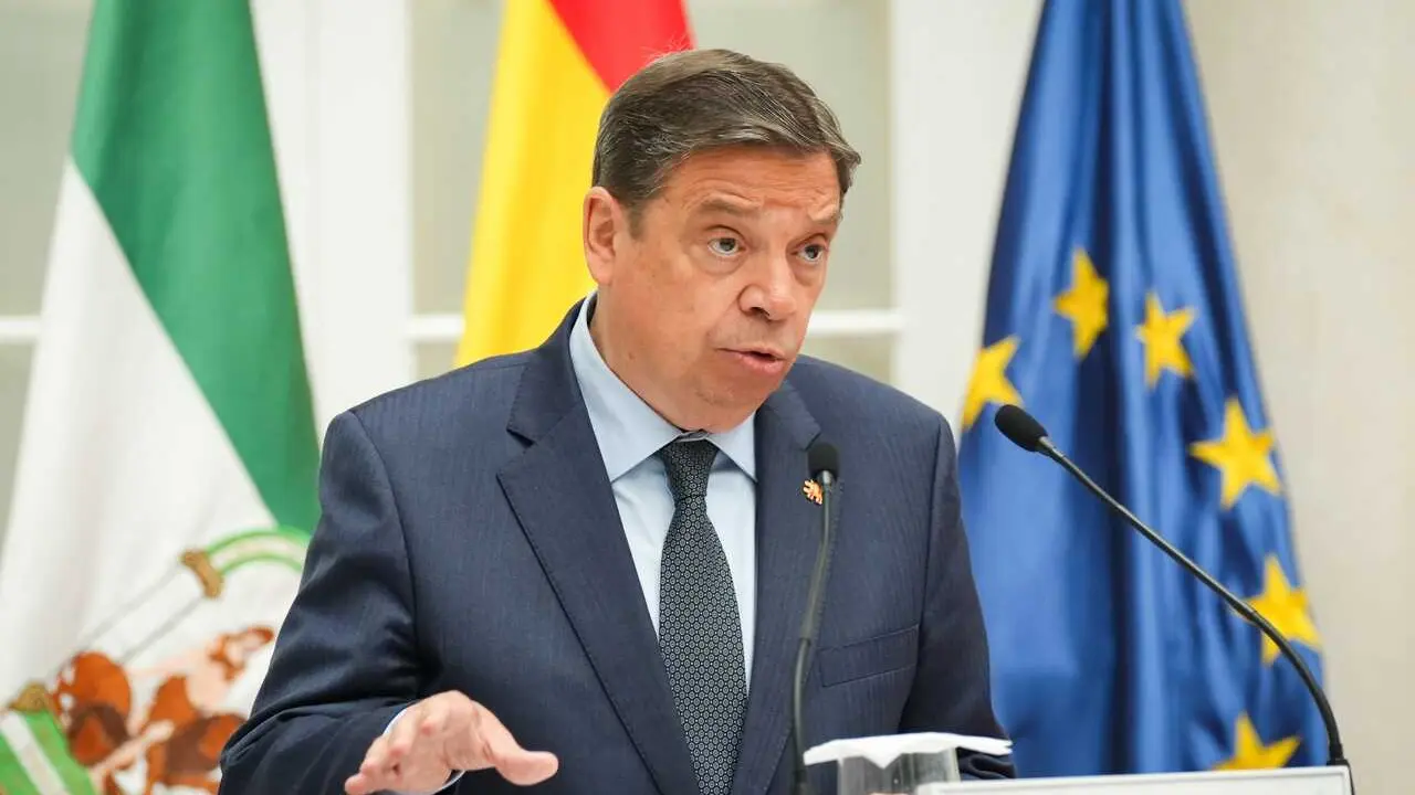Archivo - El ministro de Agricultura, Pesca y Alimentaci&oacute;n, Luis Planas, durante su intervenci&oacute;n. A 25 de abril de 2025, en Sevilla (Andaluc&iacute;a, Espa&ntilde;a). 