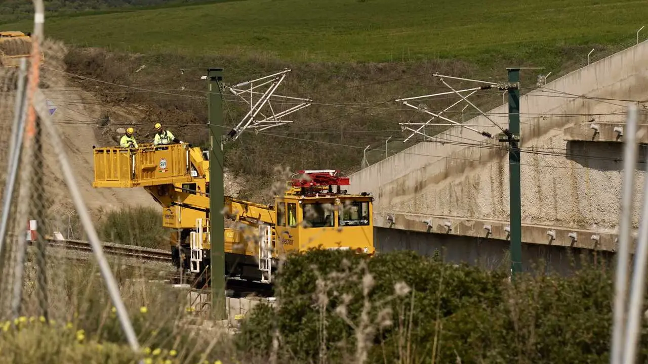 Im&aacute;genes de los trabajos que se est&aacute;n llevando a cabo en la v&iacute;a de Alta Velocidad que une M&aacute;laga con Madrid, tras la ca&iacute;da de un muro de contenci&oacute;n de cinco metros a la altura del municipio malague&ntilde;o de &Aacute;lora.