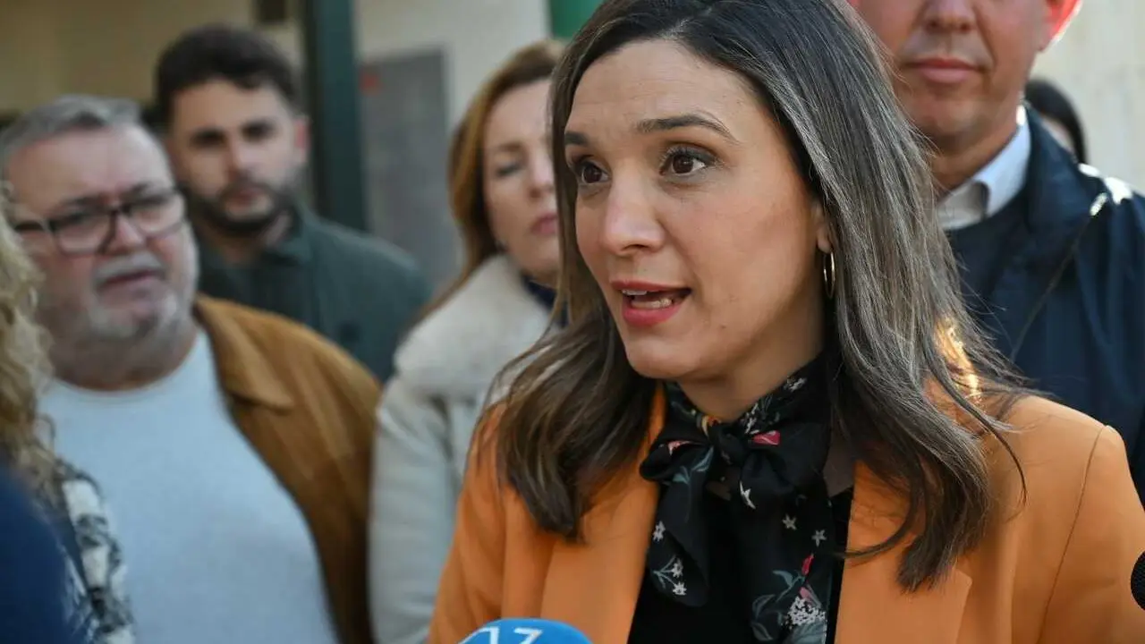 La vicesecretaria general del PSOE-A, Mar&iacute;a M&aacute;rquez, atiende a los medios.