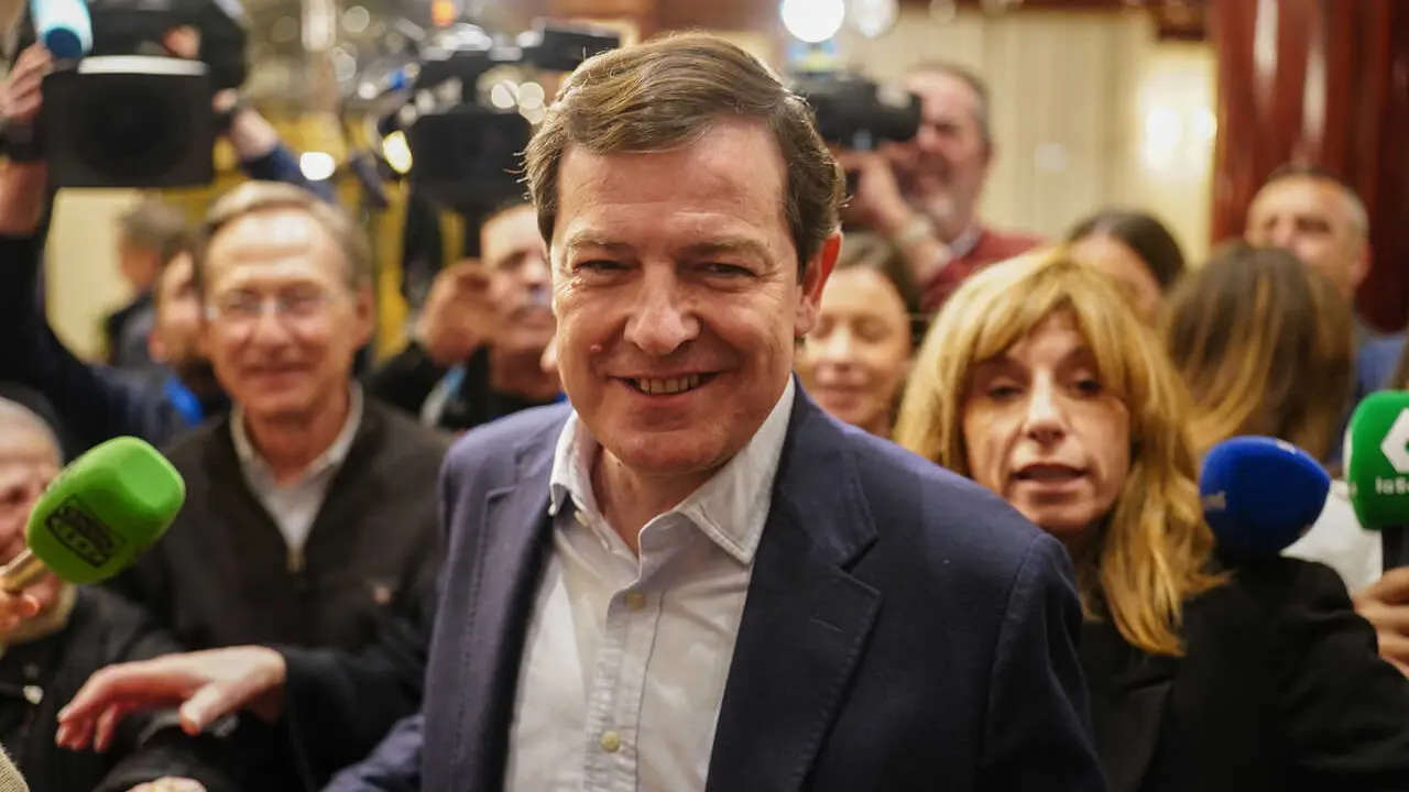 El candidato del PP a la reelecci&oacute;n como presidente en la Junta de Castilla y Le&oacute;n, Alfonso Fern&aacute;ndez Ma&ntilde;ueco (c), a su llegada al seguimiento de la noche electoral del PSOE de Castilla y Le&oacute;n,  a 15 de marzo de 2026, en Salamanca (Espa&ntilde;a). 