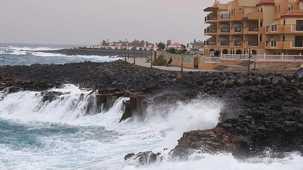 Archivo - El paseo mar&iacute;timo de una playa de Fuerteventura con oleaje, a 27 de diciembre de 2022, en Fuerteventura, Las Palmas, Islas Canarias (Espa&ntilde;a). 