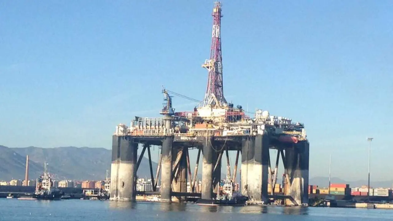 Archivo - Una plataforma petrol&iacute;fera