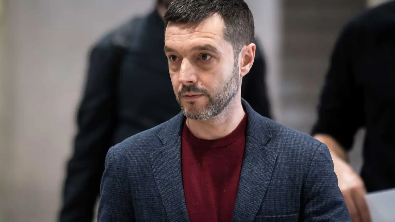 El  ministro de Derechos Sociales, Consumo y Agenda 2030,  Pablo Bustinduy, a su llegada al acto &lsquo;Hacia un estado social feminista. Infancia y desigualdad&rsquo;, en el Ministerio de Derechos Sociales, Consumo y Agenda 2030, a 4 de marzo de 2026, en Madrid (Esp