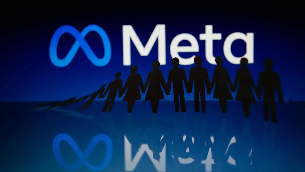 Archivo - 07 November 2022, Paraguay, Asuncion: Meta logo displayed behind cut out paper figures chain. Photo: Andre M. Chang/ZUMA Press Wire/dpa