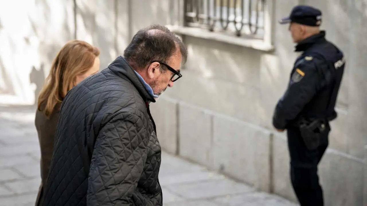 Archivo - El exasesor ministerial Koldo Garc&iacute;a y su abogada Leticia de la Hoz a su llegada al Tribunal Supremo, a 27 de noviembre de 2025, en Madrid (Espa&ntilde;a).