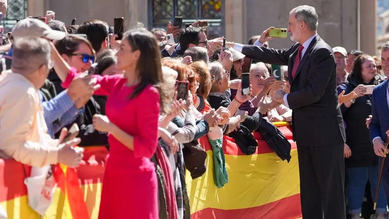 Los monarcas saludan a las personas congregadas en la plaza de Santa Mar&iacute;a