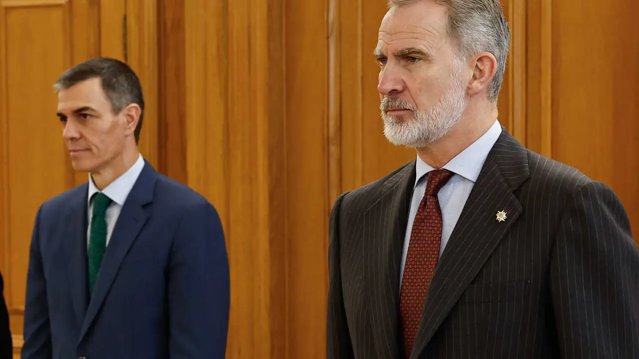 Archivo - El rey Felipe VI (d) y el presidente del Gobierno, Pedro S&aacute;nchez (i)