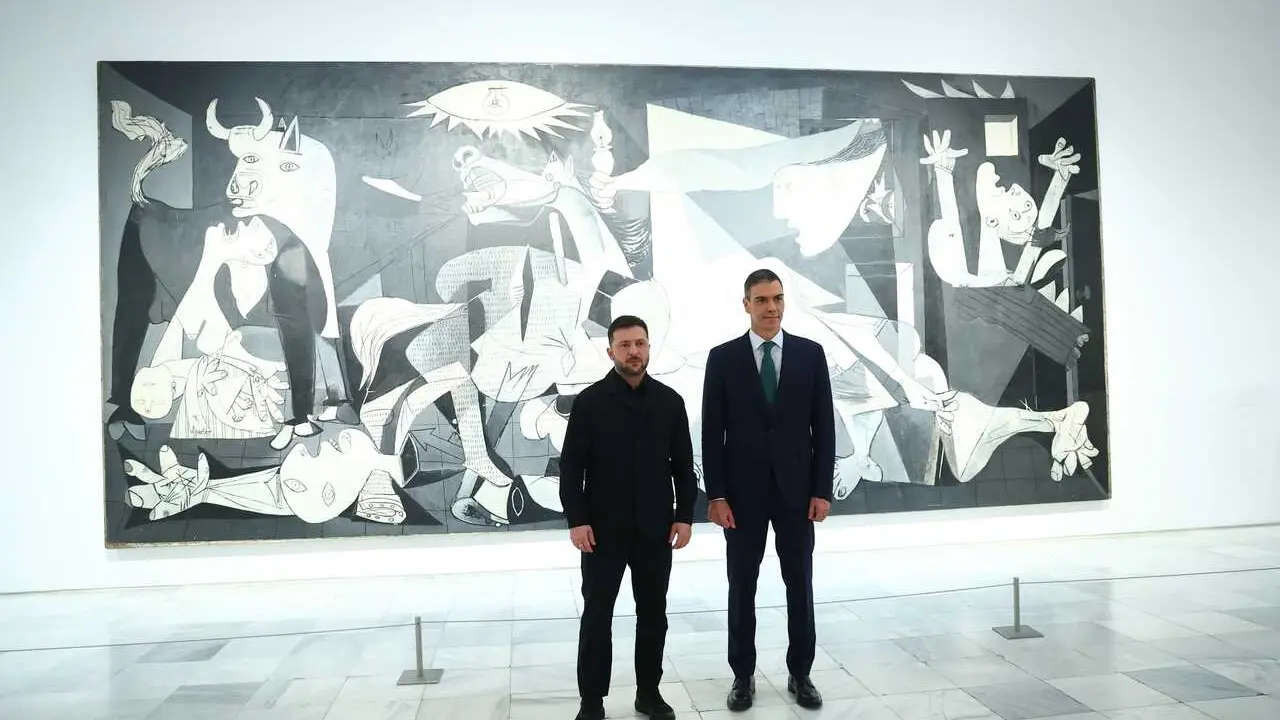 Archivo - El presidente del Gobierno, Pedro S&aacute;nchez, y el presidente de Ucrania, Volod&iacute;mir Zelenski, durante su visita al Museo Nacional Centro de Arte Reina Sof&iacute;a, a 18 de noviembre de 2025, en Madrid (Espa&ntilde;a).