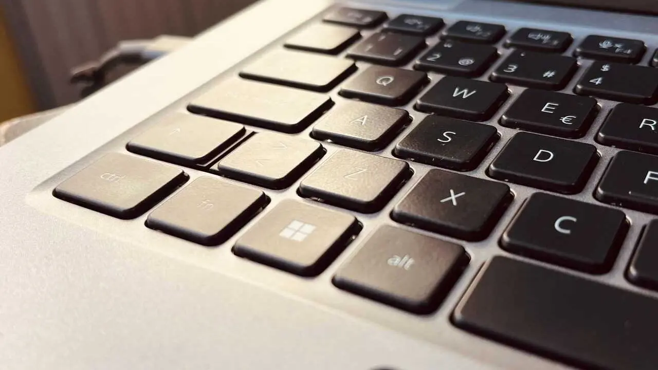 Archivo - Detalle de la tecla Windows en un ordenador port&aacute;til.