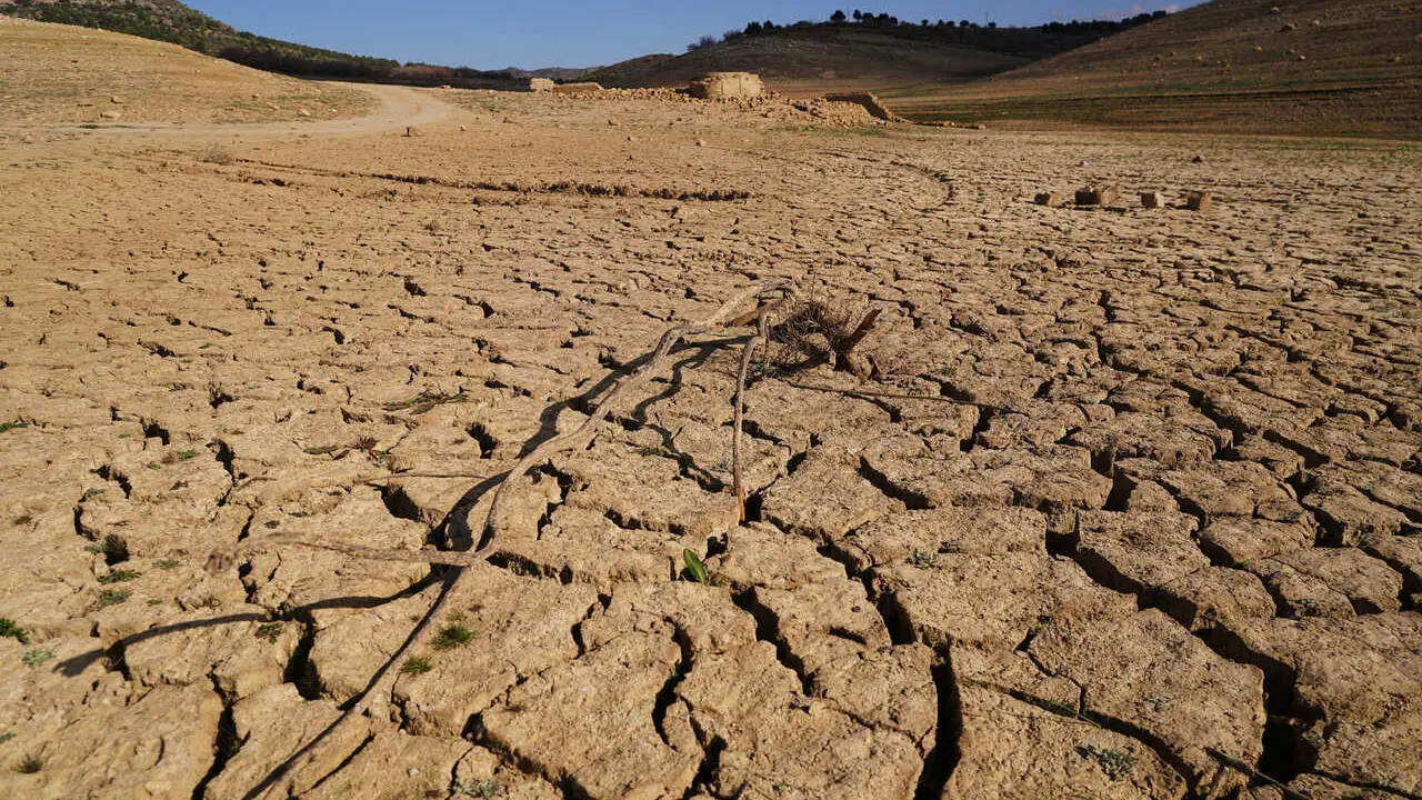 Los restos del antiguo pueblo de Pe&ntilde;arubia han quedado al descubierto por la ausencia de agua en el embalse de Guadalteba a causa de la extrema sequ&iacute;a a 3 de febrero de 2024 en M&aacute;laga, Andaluc&iacute;a.//&Aacute;lex Zea.