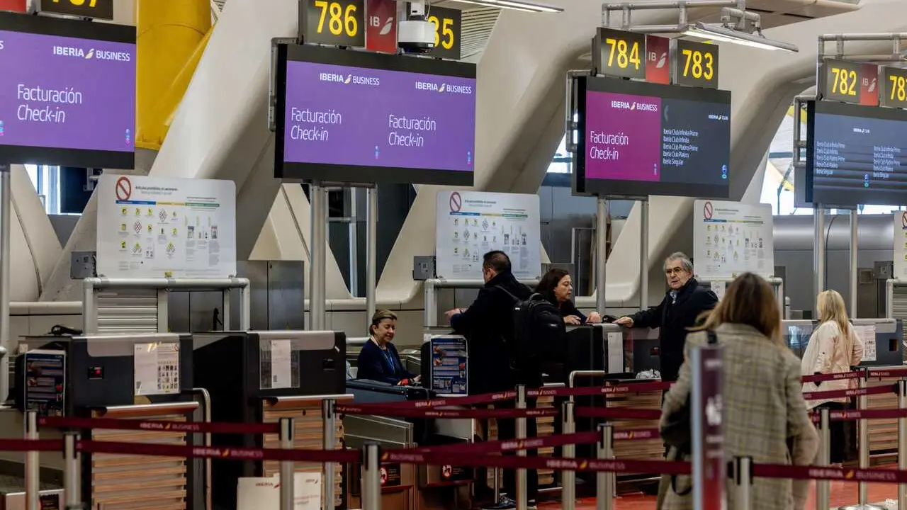 Un mostrador de facturaci&oacute;n de Iberia en el Aeropuerto Adolfo Su&aacute;rez Madrid-Barajas, a 2 de marzo de 2026, en Madrid (Espa&ntilde;a). 
