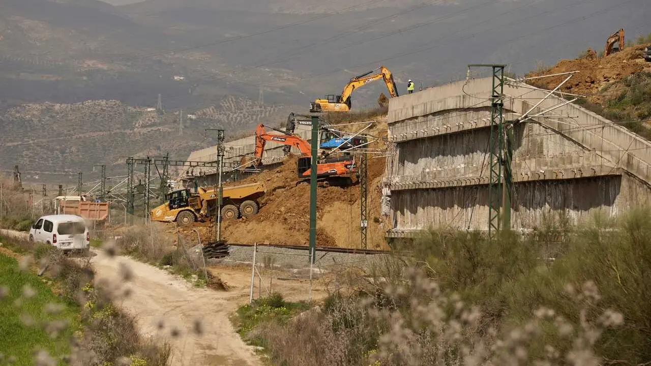 Im&aacute;genes de los trabajos que se est&aacute;n llevando a cabo en la v&iacute;a de Alta Velocidad que une M&aacute;laga con Madrid tras la ca&iacute;da de un muro de contenci&oacute;n de cinco metros a la altura del municipio malague&ntilde;o de &Aacute;lora. 