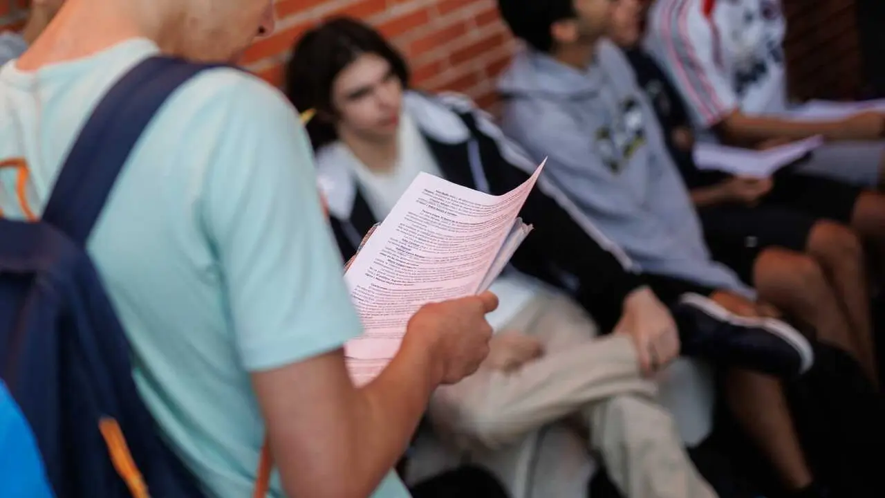 Archivo - Un estudiante repasa apuntes 