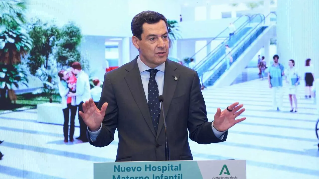 El presidente de la Junta de Andaluc&iacute;a, Juanma Moreno, interviene en el acto oficial de colocaci&oacute;n de la primera piedra del Hospital Materno Infantil del Juan Ram&oacute;n Jim&eacute;nez de Huelva. A 18 de marzo de 2026 en Huelva (Andaluc&iacute;a, Espa&ntilde;a).  