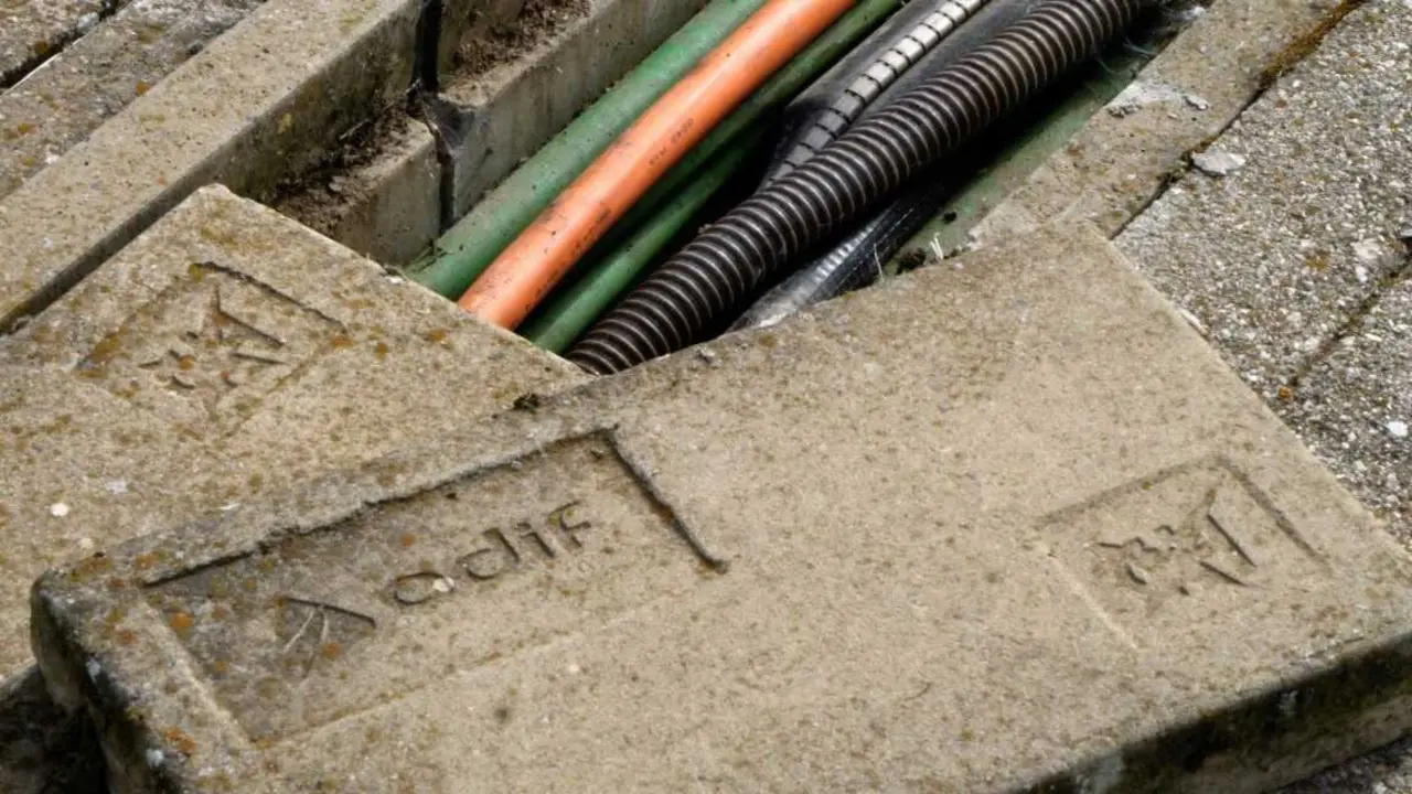 Archivo - Fibra &oacute;ptica en la red de Adif