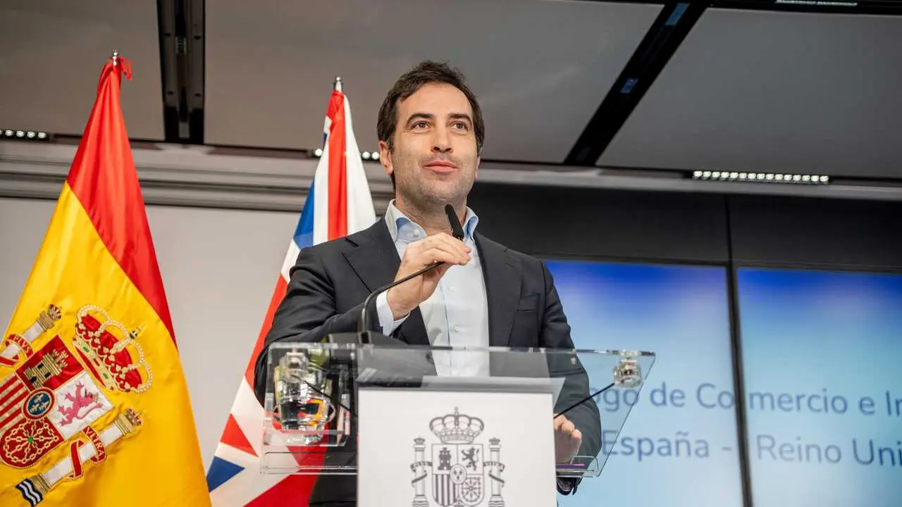 El ministro de Econom&iacute;a, Comercio y Empresa, Carlos Cuerpo,  atiende a los medios de comunicaci&oacute;n en el Ministerio de Econom&iacute;a, a 18 de marzo de 2026, en Madrid (Espa&ntilde;a). La reuni&oacute;n se inscribe en el primer Di&aacute;logo de Comercio e Inversiones Espa&ntilde;a-Reino U