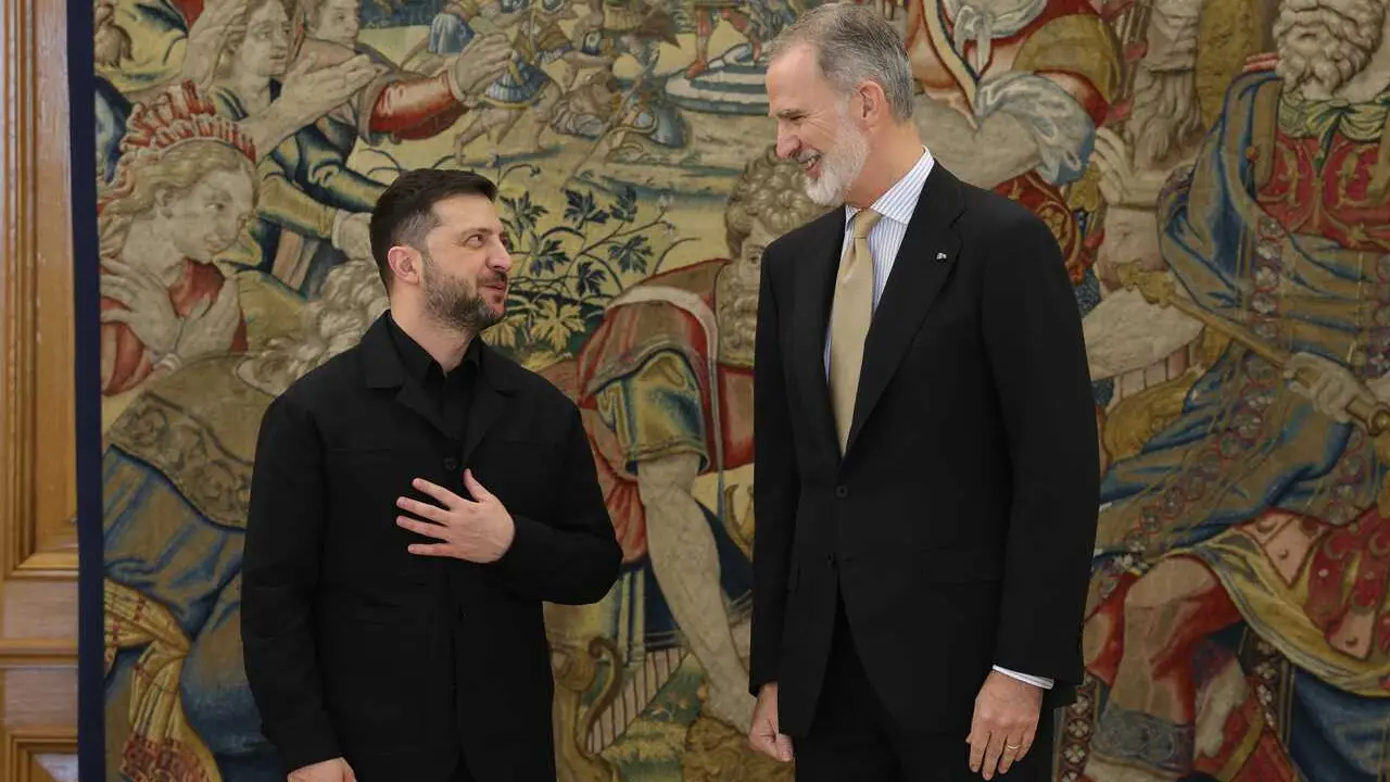 Archivo - El Rey Felipe VI (d) y el presidente de Ucrania, Volodimir Zelenski (i)