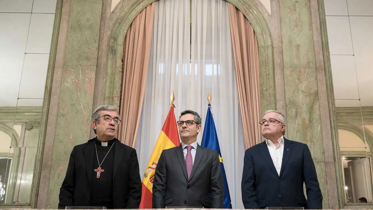 Archivo - El ministro de la Presidencia, Justicia y Relaciones con las Cortes, F&eacute;lix Bola&ntilde;os, el presidente de la Conferencia Episcopal Espa&ntilde;ola, Luis Arg&uuml;ello, y el Presidente de la Conferencia Espa&ntilde;ola de Religiosos, Jes&uacute;s D&iacute;az Sariego.