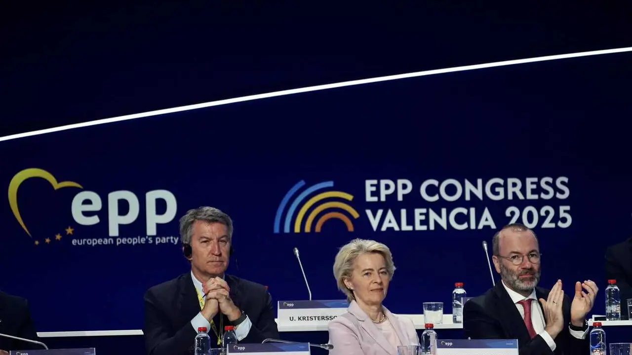 Archivo - La presidenta de la Comisi&oacute;n Europea, Ursula Von Der Leyen, el presidente del Partido Popular Europeo, Manfred Weber (D), y el presidente del Partido Popular, Alberto N&uacute;&ntilde;ez Feij&oacute;o (I), en la clausura del congreso del Partido Popular Europeo (PPE