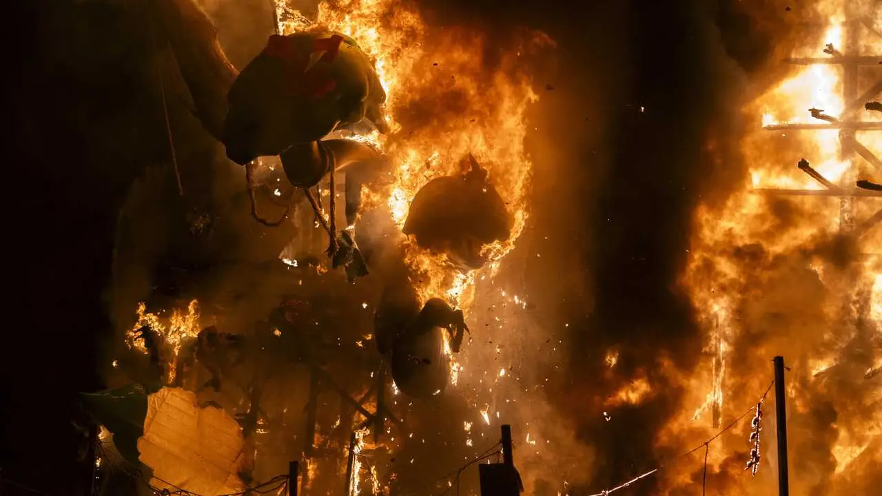 Archivo - &lsquo;Crem&agrave;' de la Falla del Ayuntamiento, a 19 de marzo de 2025, en Val&egrave;ncia. IMAGEN DE ARCHIVO. 