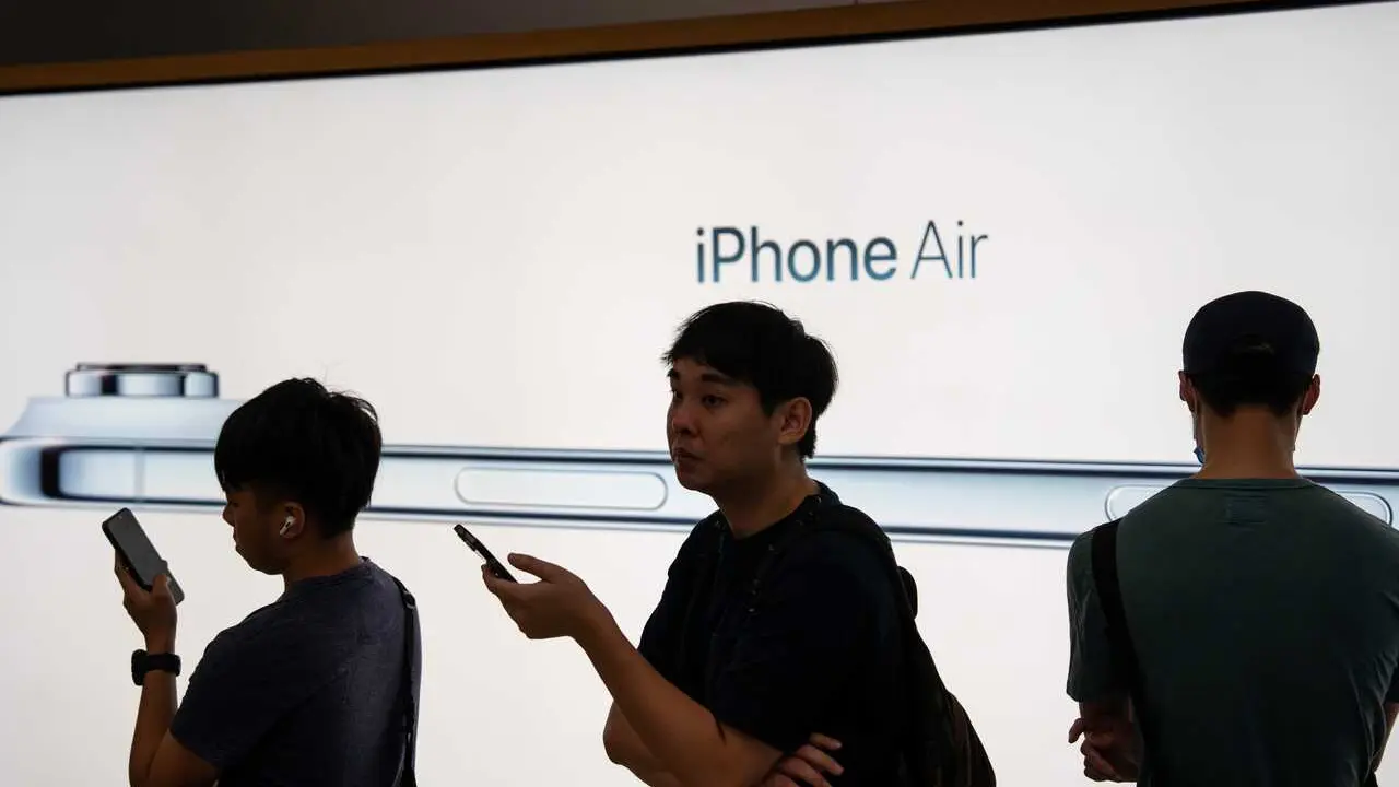 Archivo - 19 September 2025, China, Hong Kong: People standing in front of an iPhone Air Banner inside the Apple Store as iPhone 17 Series Goes on Sale in Hong Kong. Photo: Vernon Yuen/Nexpher via ZUMA Press Wire/dpa