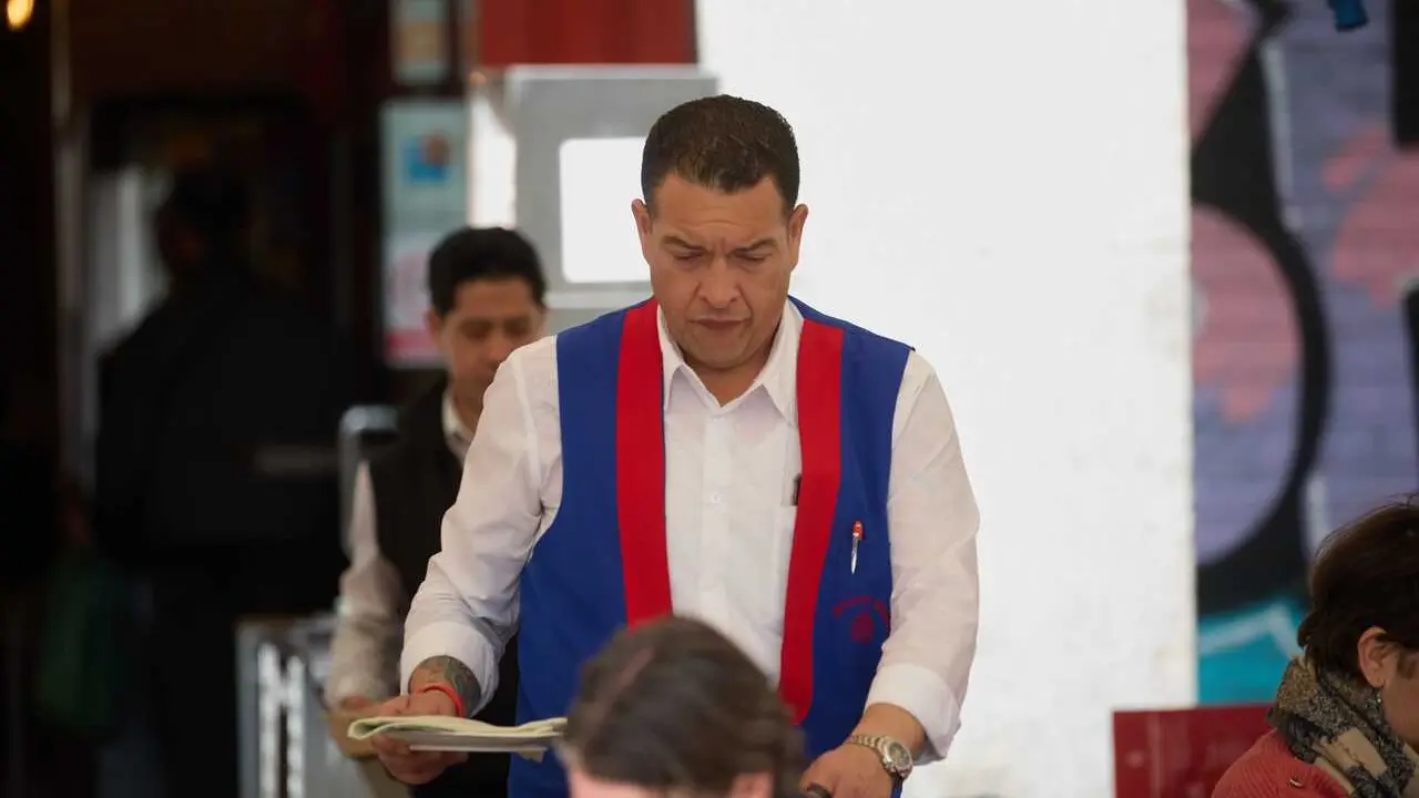 Archivo - Un camarero durante su jornada laboral.